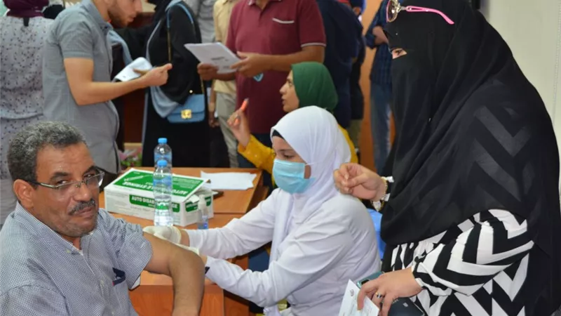 أعضاء هيئة التدريس والموظفين بتربية الغردقة يتلقون الجرعة الثانية للتطعيم ضد 