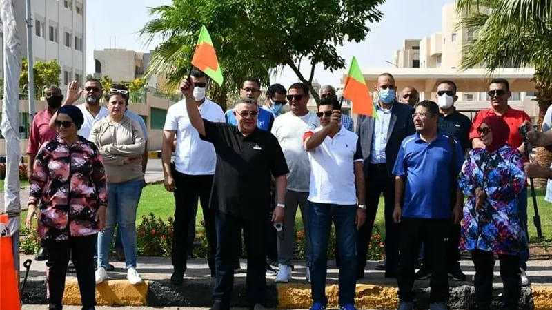 وزير الشباب ومحافظ البحر الأحمر يطلقان شارة بدء ماراثون الجري والدراجات بالغردقة