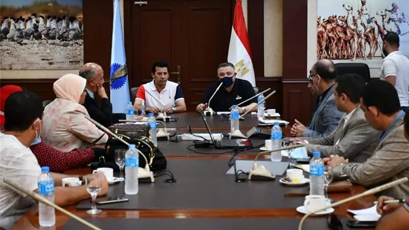 وزير الرياضة ومحافظ البحر الأحمر يناقشان إنشاء استاد للغردقة