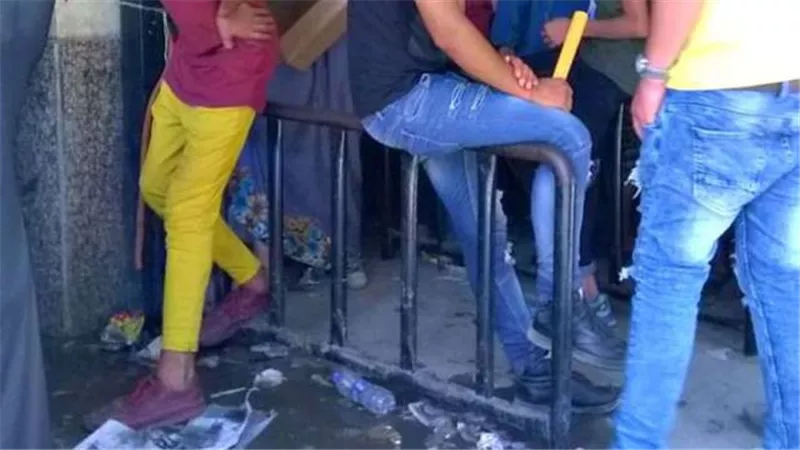 تطوع لتنظيم صفوف المواطنين داخل السجل .. مصدر أمنى ينفى وجود سمساره داخل احد السجلات المدنية