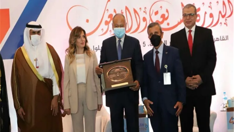 المطيري يهدي درع العمل العربية لـ 
