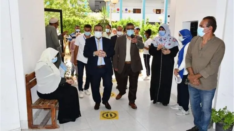 رئيس جامعة القناة يتفقد الكشف الطبي على الطلاب الجدد ..صور