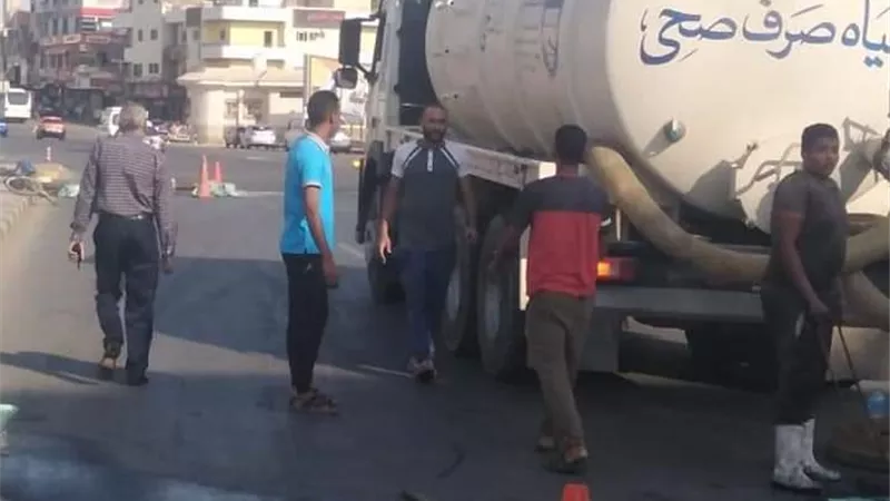 تطهير مطابق الصرف الصحي بشارع النصر والملاحة بالغردقة