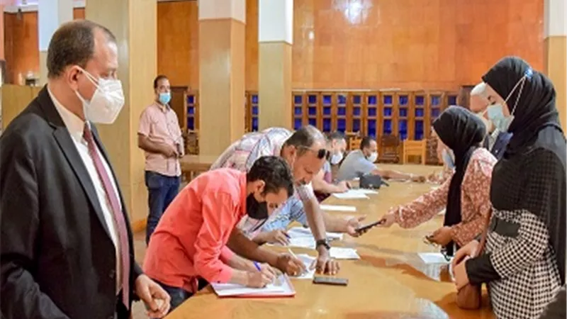 رئيس جامعة بنى سويف يشيد بالإقبال على مراكز تلقي اللقاح بالجامعة