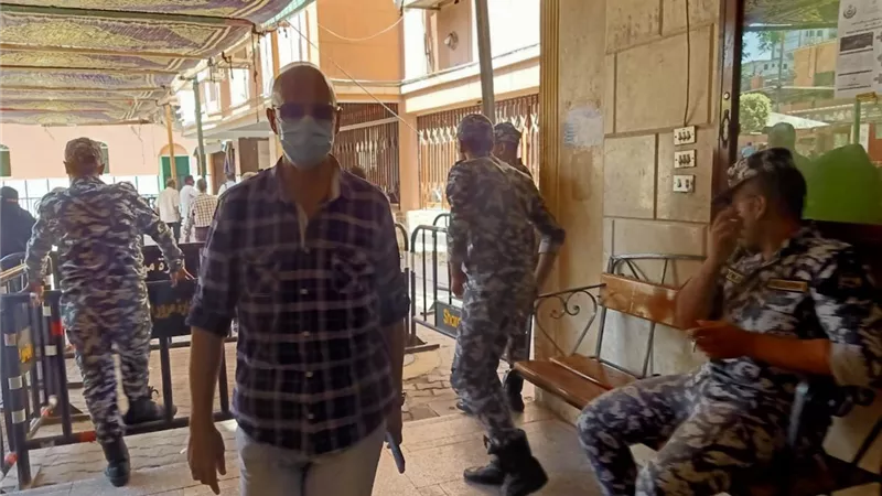 وكيل وزارة الصحة بالشرقية يتابع استخراج الشهادات المعتمدة للحاصلين على لقاح كورونا بديوان المديرية