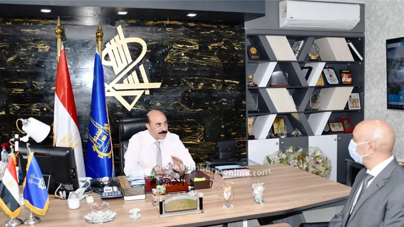 محافظ أسوان يوجه رئيس شركة مياه الشرب والصرف الصحى الجديد بسرعة الإنتهاء من مشروعات إحلال وتجديد البنية التحتية الجارية