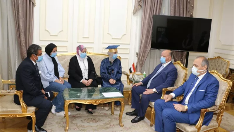 محافظ القاهرة يكرم الطالبة بشهادة تقدير ولاب توب متمنيا ان يكون الشباب بنفس عزيمتها