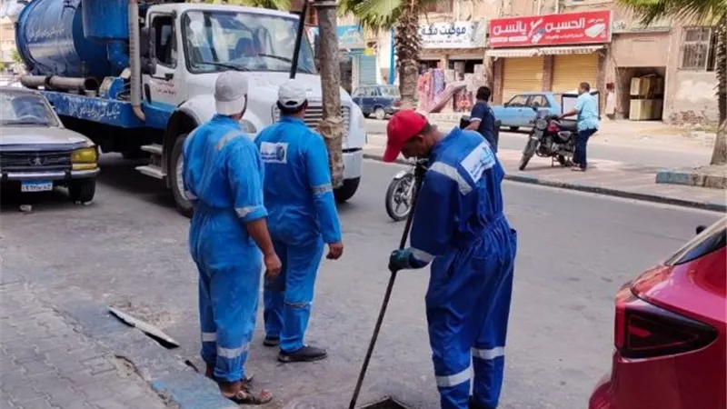 رئيس شركة مياه مطروح يتابع الاستعدادات لإستقبال موسم الأمطار.. بالصور