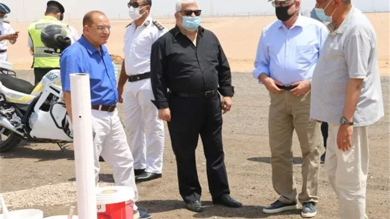 فودة يتفقد طريق عربات البث المباشر بمضمار الهجن وتدوير اعمدة الانارة.. بالصور