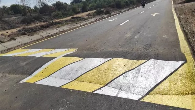 إستكمال رصف شبكة الطرق بالقنطرة غرب في الإسماعيلية ..صور