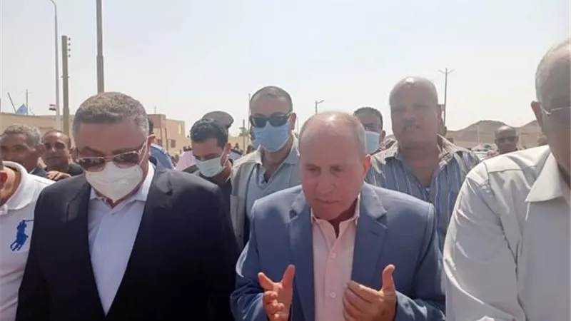 رئيس كهرباء القناة يشارك محافظ البحر الاحمر اطلاق التيار الكهربى لقرية النصر.. بالصور