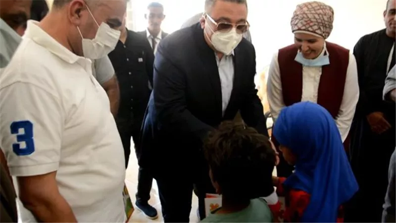 محافظ البحر الأحمر: نسعى لتغيير نمط الحياة من خلال مشروعات البنية التحتية.. بالصور
