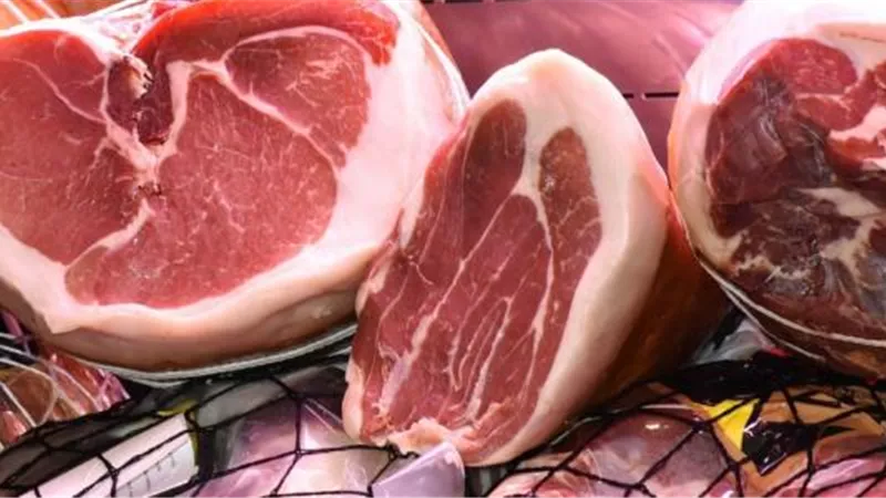 بالفيديو.. كيف تعرف اللحم الفاسد؟.. أستاذ الرقابة على الأغذية يوضح أبرز العلامات