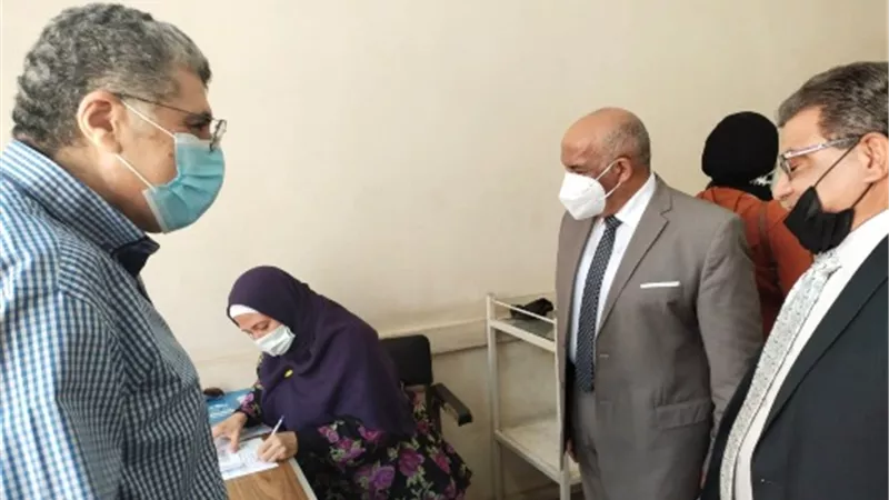 نائب رئيس جامعة الزقازيق يتفقد سير العمل بوحدات التطعيم ضد فيروس كورونا
