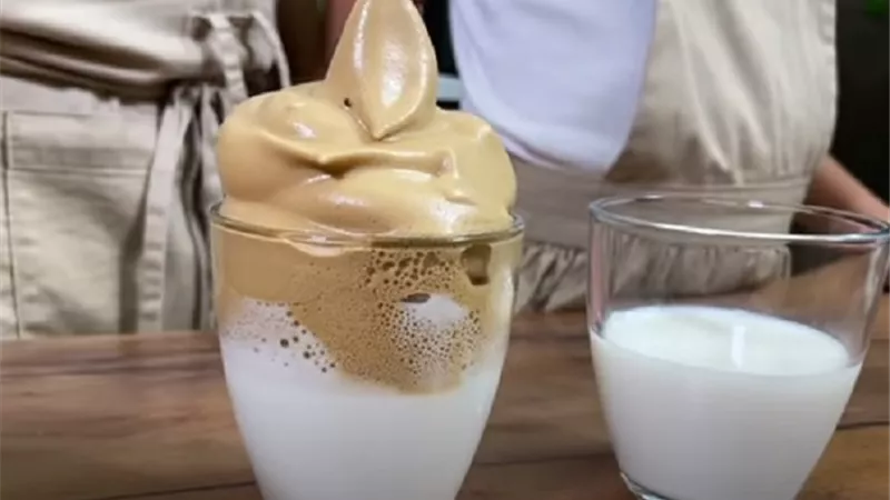 القهوة الكريمية بالحليب وثلاث مكونات فقط بالفيديو