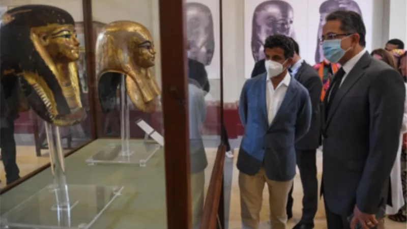 وزير السياحة والآثار يصطحب نظيره السعودي في جولة داخل المتحف المصري بالتحرير