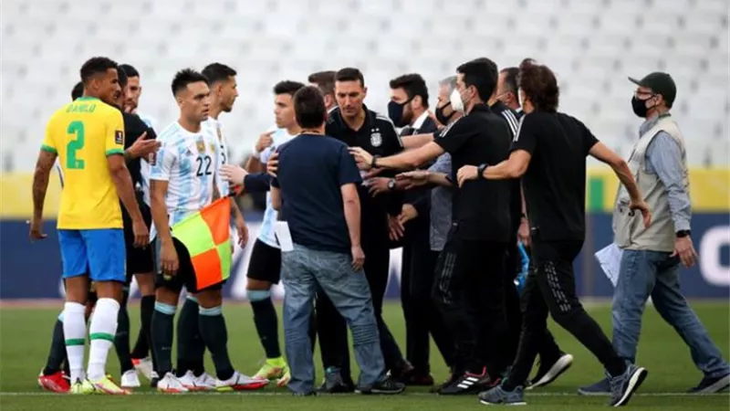 البرازيل ضد الأرجنتين بتصفيات المونديال .. مندوب الصحة يقتحم الملعب ويضع 4 لاعبين بالحجر الصحى