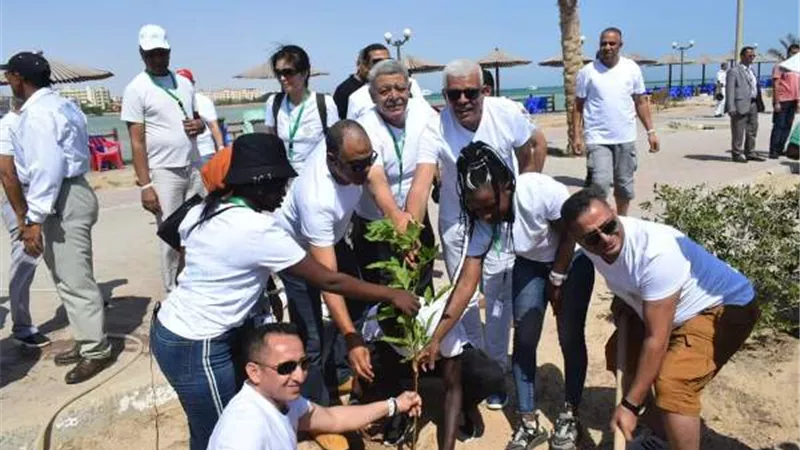 السكرتير العام المساعد ونقيب الزراعيين يدشنان مبادرة زراعة الاشجار المثمرة بالغردقة