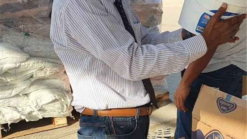 جمرك الدهبية يحبط 250 عبوة عسل نحل مهربة ..صور