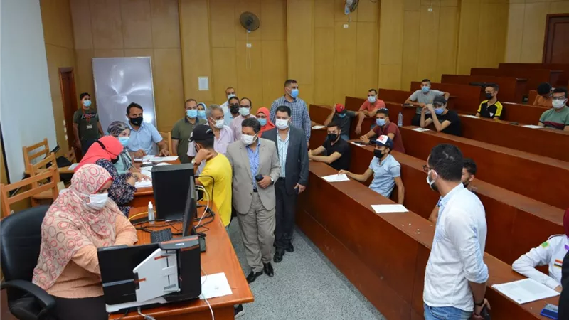 رئيس جامعة دمياط يتفقد تطعيم الطلبة ضد كورونا..صور