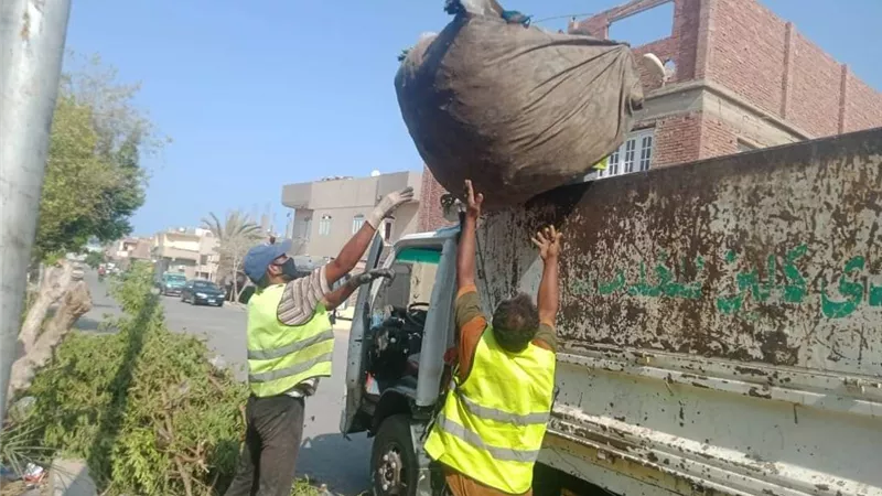 تكثيف أعمال النظافة بشارع جمال عبد الناصر ومنطقة الخطارة بالقصير