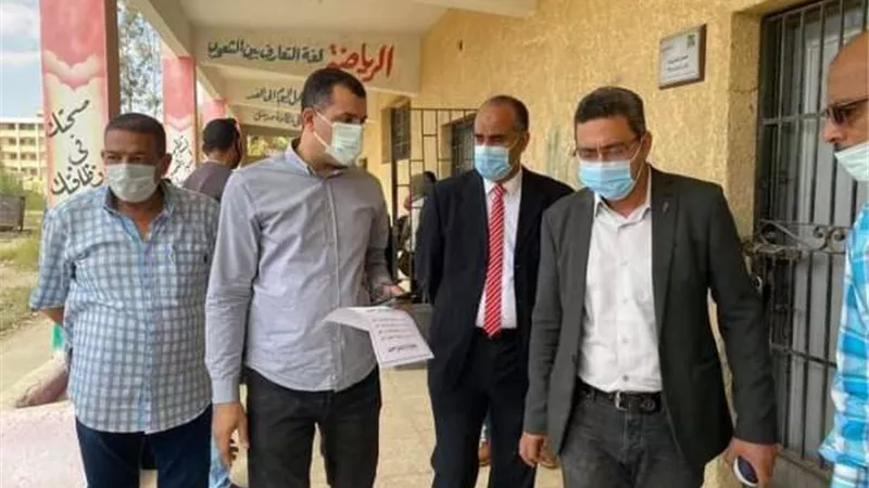 مدير تعليم السويس يتابع اختبارات القدرات لقسم البتروكيماويات