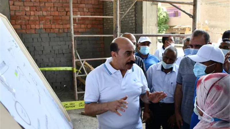 محافظ أسوان يتفقد معدلات تنفيذ مشروعات حياة كريمة في السباعية ..صور