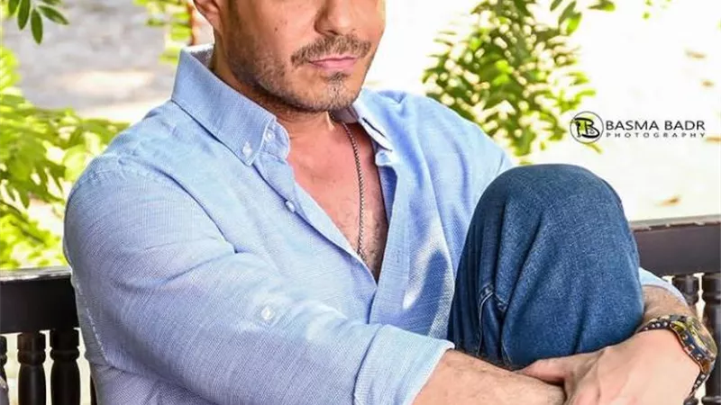 أحمد زاهر يشارك متابعيه إطلالة من كواليس 
