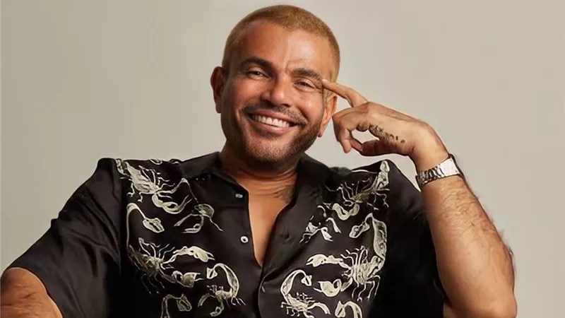 عمرو دياب يشوق جمهوره بعرض الازياء الخاص به
