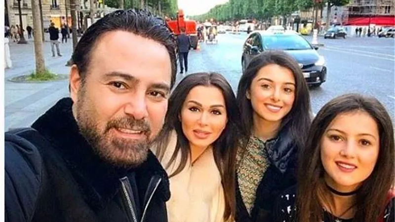 بصورة سيلفى .. عاصى الحلانى برفقة زوجته وبناته