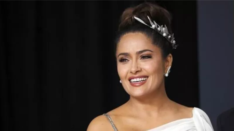 سلمى حايك تقع في فخ انجلينا جولي اثناء احتفالها بعيد ميلادها