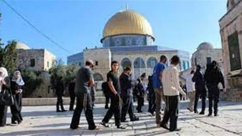 مستوطنون يقتحمون الأقصى والاحتلال يعتقل شابًا فلسطينيا من مُصلى قبة الصخرة