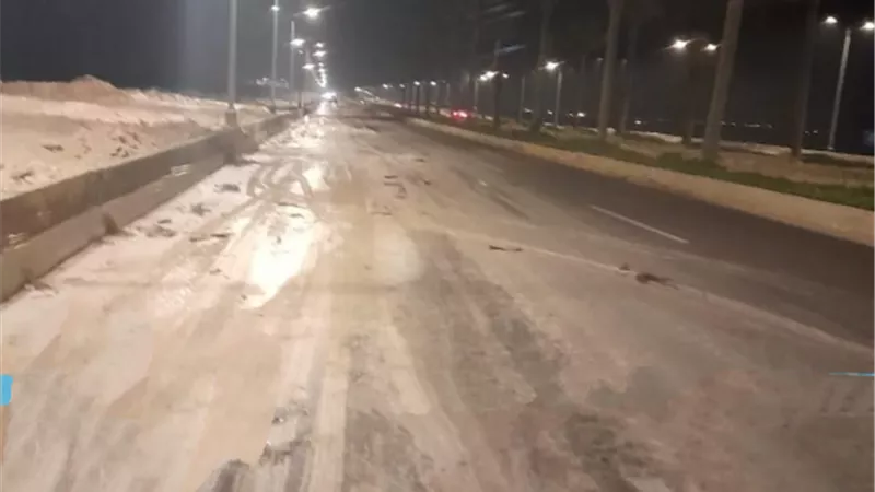 توقف حركة المرور علي الطريق الساحلي بسيدي عبد الرحمن بسبب كسر بخط المياة