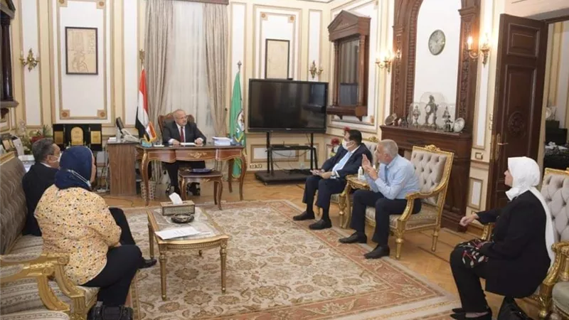 الخشت : 17 نقطة لتطعيم الطلاب وطبيب متخصص مع الأطقم الطبية