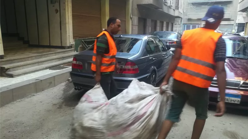 بدء تشغيل منظومة جمع القمامه بحي غرب المنصورة