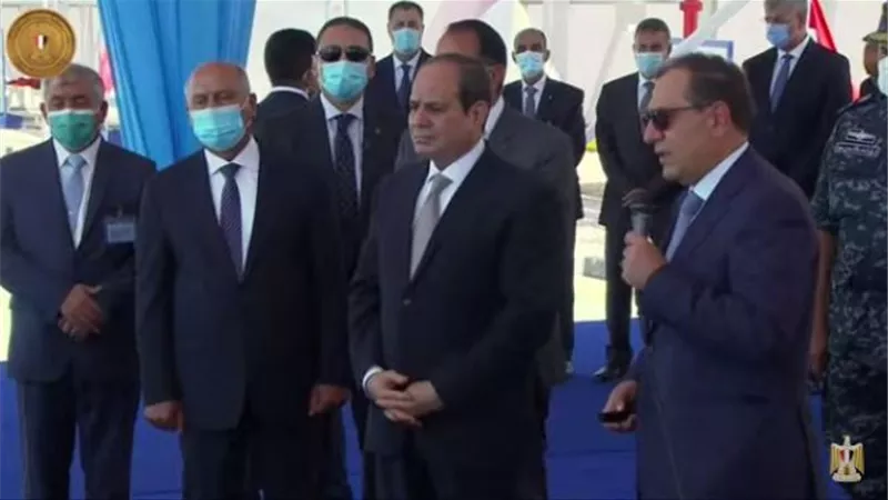 السيسى يتفقد جونة البترول بميناء الاسكندرية البحري