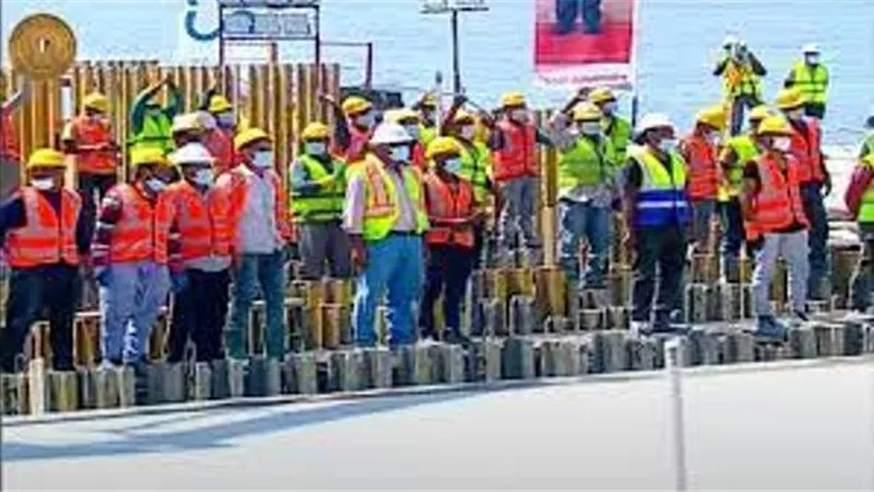 الرئيس السيسي يبادل المهندسين والعاملين بميناء الإسكندرية البحري التحية وسط هتافات وطنية