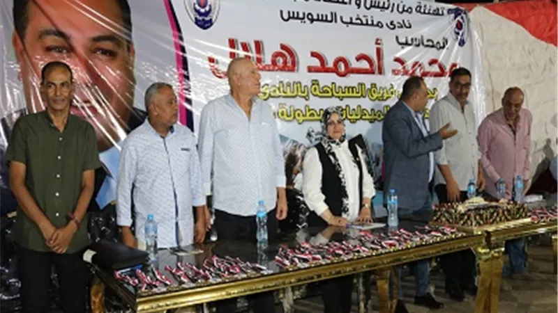 نادى السويس يكرم أبطال السباحة الفائزين فى بطولة المنطقة