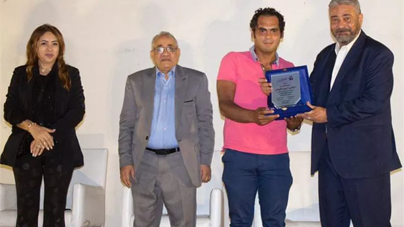 تكريم لاعب التنس أنور الكمونى فى 