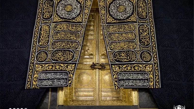 رئاسة شؤون الحرمين تنهي أعمال صيانة باب الكعبة المشرفة وإطار الحجر الأسود