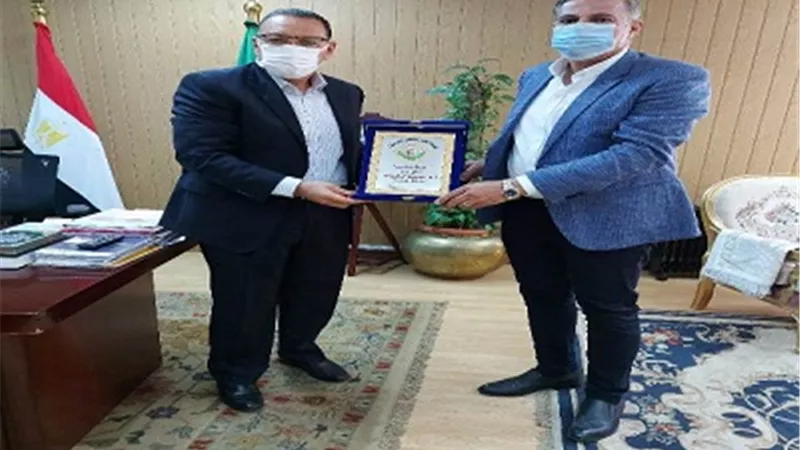 محافظ الشرقية يلتقي نقيب أطباء الأسنان بمكتبه بالديوان العام