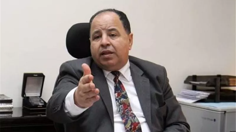 الإفراج عن سيارات بـ 337 مليون بجمارك السويس.. بالصور