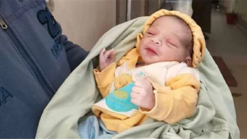 العثور على رضيعة أمام مسجد فى قنا