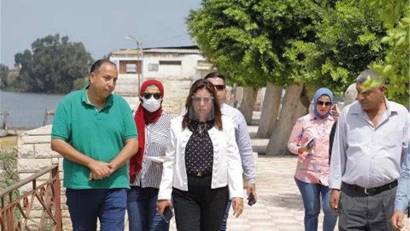 محافظ دمياط تبحث على الطبيعة مخطط تطوير ٤ مدن