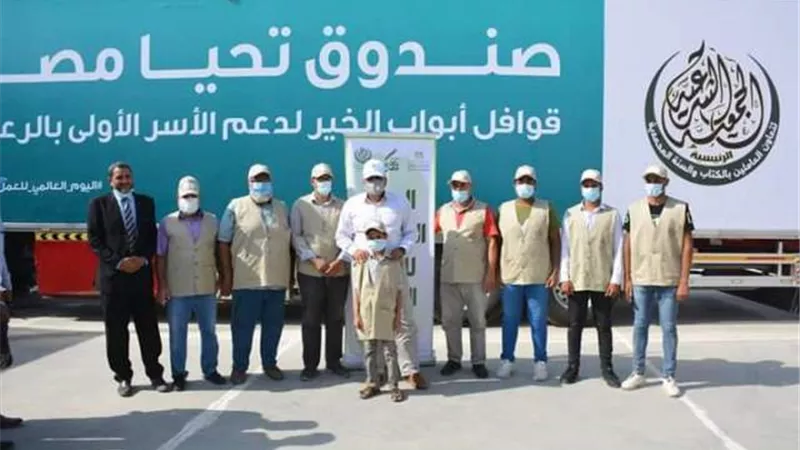 محافظ الوادي الجديد يستقبل اكبر قافلة مصرية للمساعدات الانسانية.صور