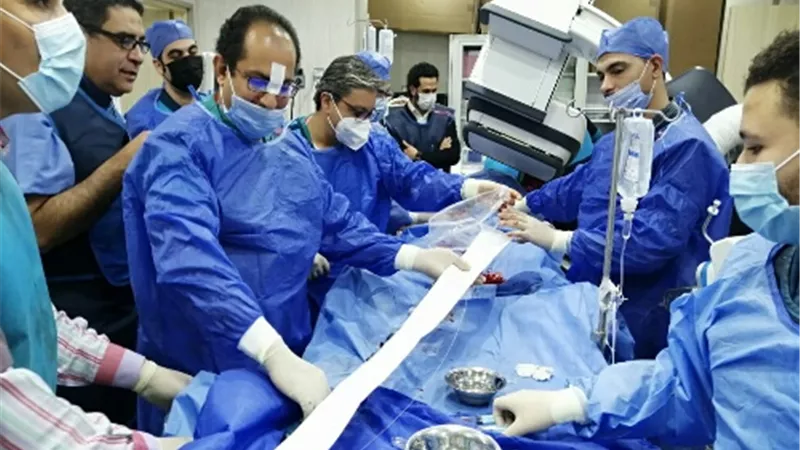نجاح عملية تركيب دعامة مغطاة لمريض في سن 65 بمستشفيات بنها الجامعي