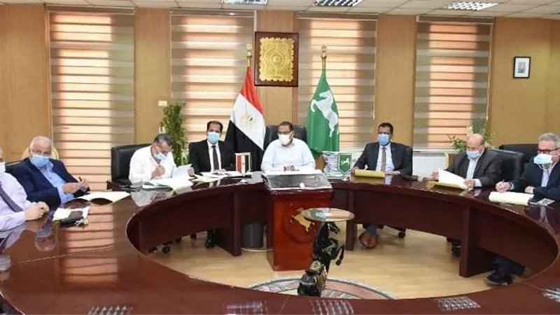 محافظ الشرقية يختبر المتقدمين لشغل وظيفة وكيل إدارة تعليمية