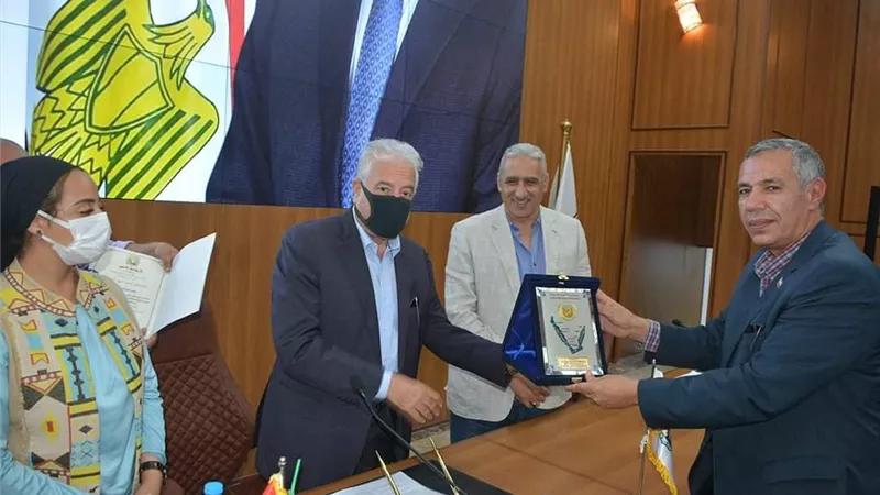 فودة يكرم اللواء هشام الطويل السكرتير العام المساعد ورئيس مدينة طور سيناء لتميزهم خلال فترة عملهم بالمحافظة