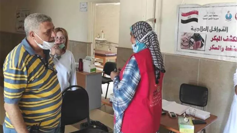 رئيس مدينة مرسى علم يتفقد أعمال القافلة الطبية بوحدة طب الأسرة