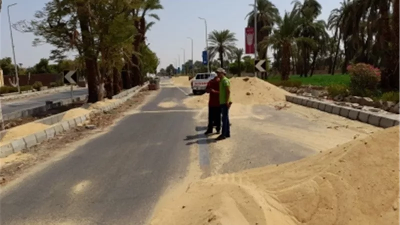 رئيس مدينة الأقصر يتفقد اعمال تطوير طريق المطار